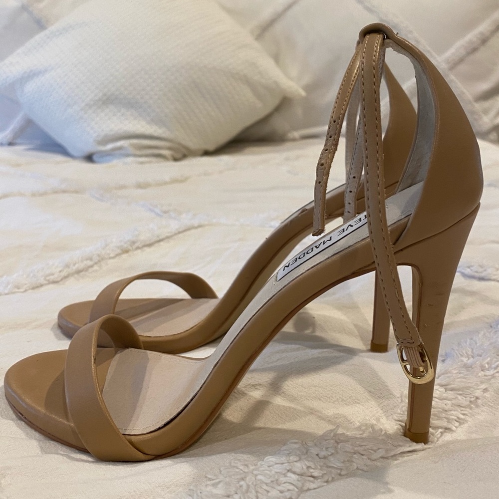 High heels with strap